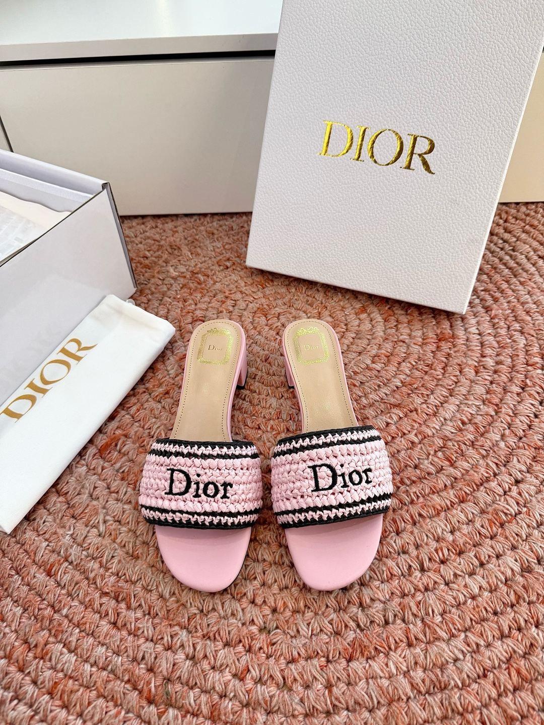 🌾G072顶级品质Dior/迪奥26WF早春新蝴蝶结编织刺绣拖鞋凉鞋标志性金属D字扣缀于鞋头侧畔哑光鎏金