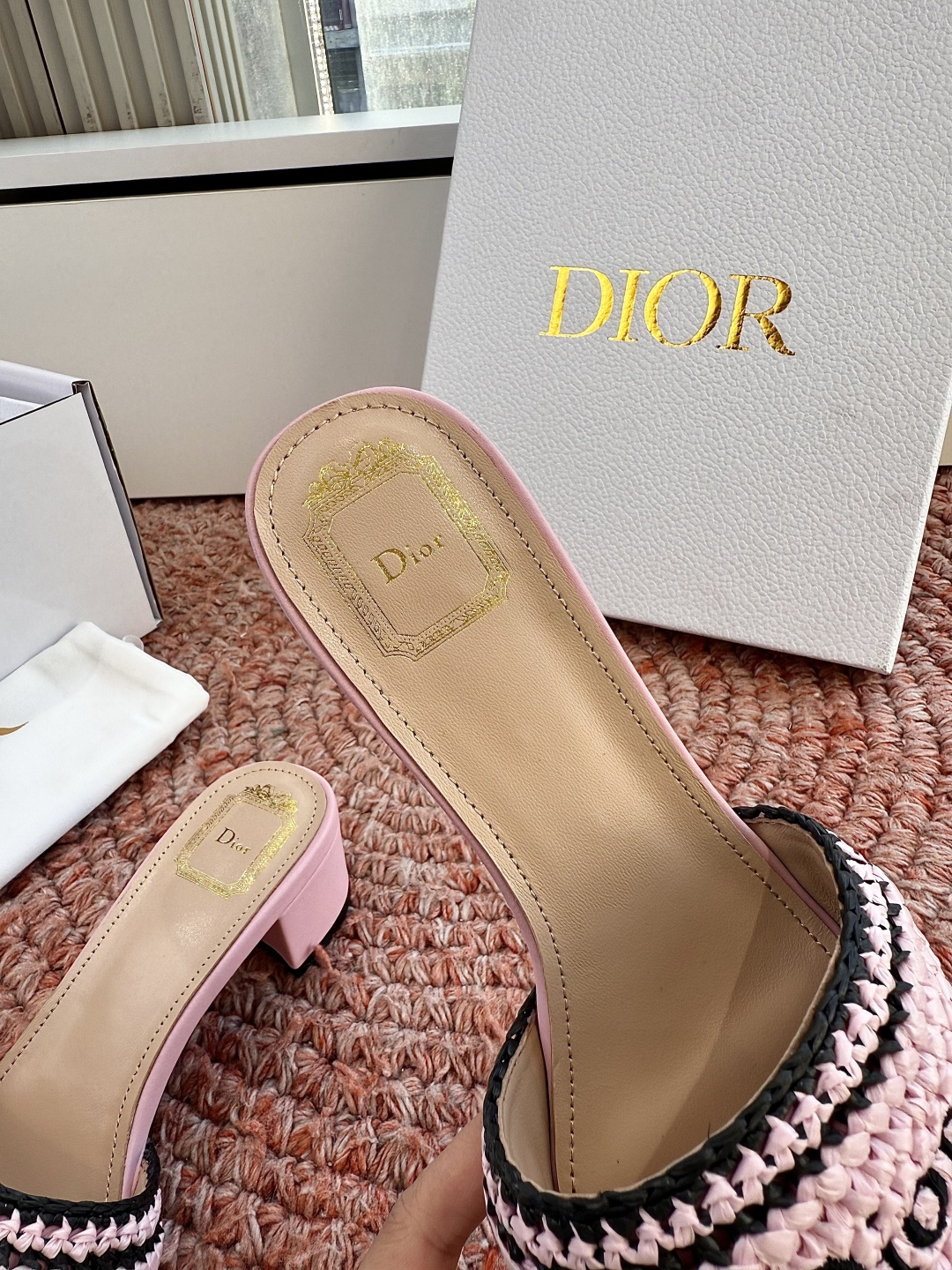 🌾G072顶级品质Dior/迪奥26WF早春新蝴蝶结编织刺绣拖鞋凉鞋标志性金属D字扣缀于鞋头侧畔哑光鎏金