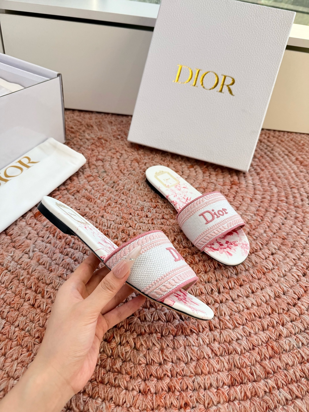 🌾G072顶级品质Dior/迪奥26WF早春新蝴蝶结编织刺绣拖鞋凉鞋标志性金属D字扣缀于鞋头侧畔哑光鎏金