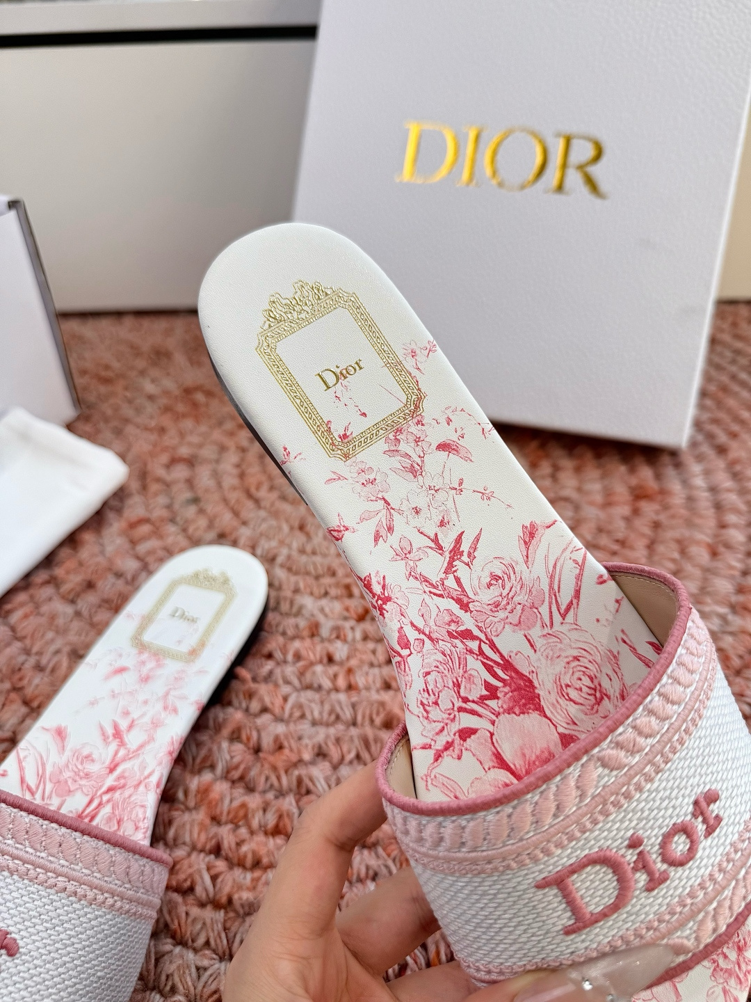 🌾G072顶级品质Dior/迪奥26WF早春新蝴蝶结编织刺绣拖鞋凉鞋标志性金属D字扣缀于鞋头侧畔哑光鎏金