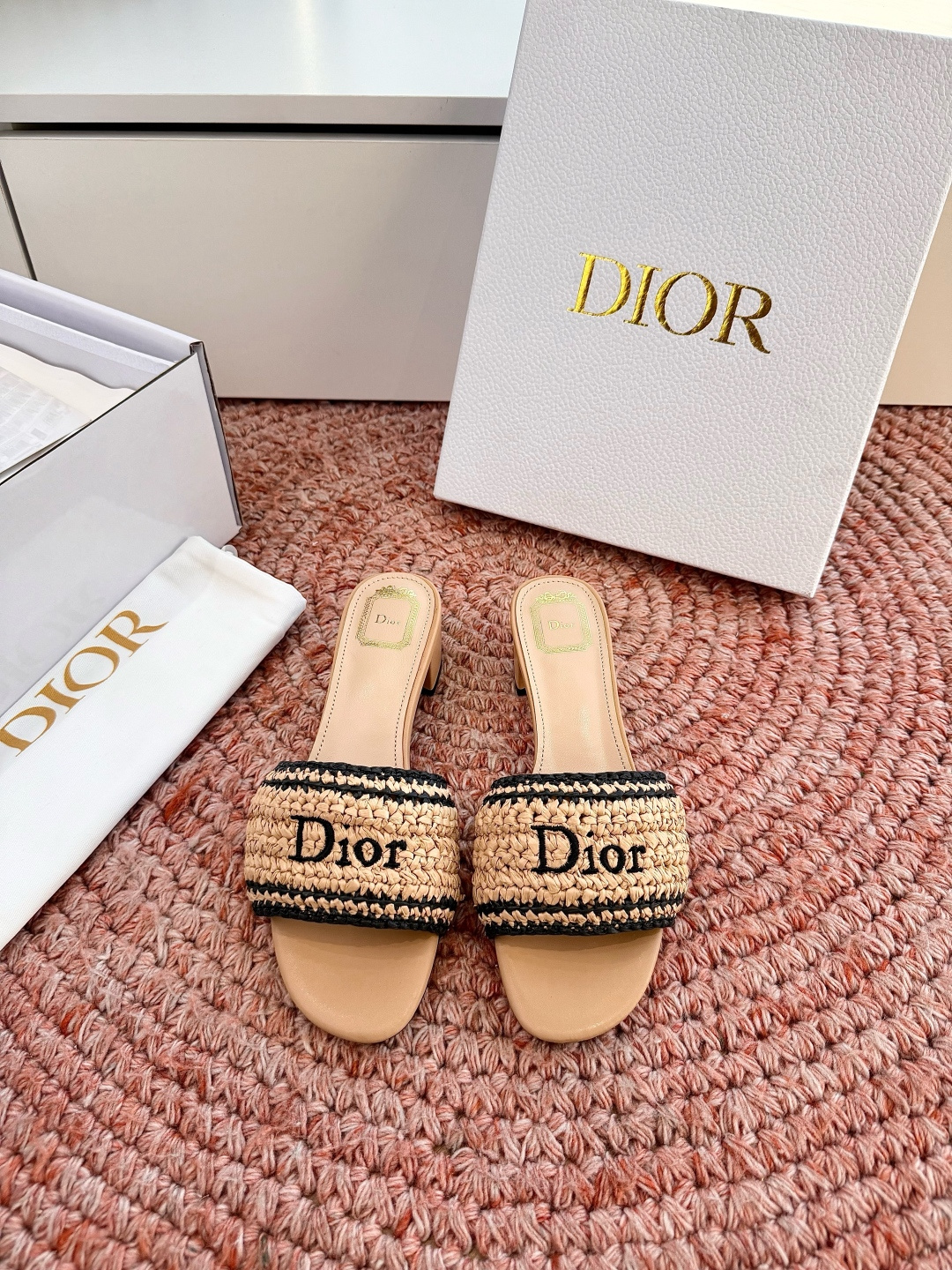 🌾G072顶级品质Dior/迪奥26WF早春新蝴蝶结编织刺绣拖鞋凉鞋标志性金属D字扣缀于鞋头侧畔哑光鎏金