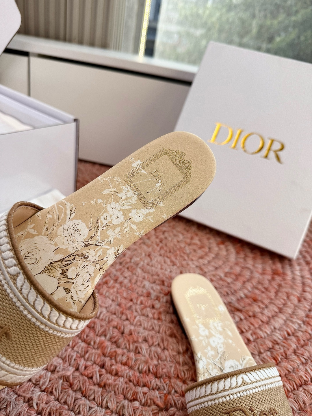 🌾G072顶级品质Dior/迪奥26WF早春新蝴蝶结编织刺绣拖鞋凉鞋标志性金属D字扣缀于鞋头侧畔哑光鎏金