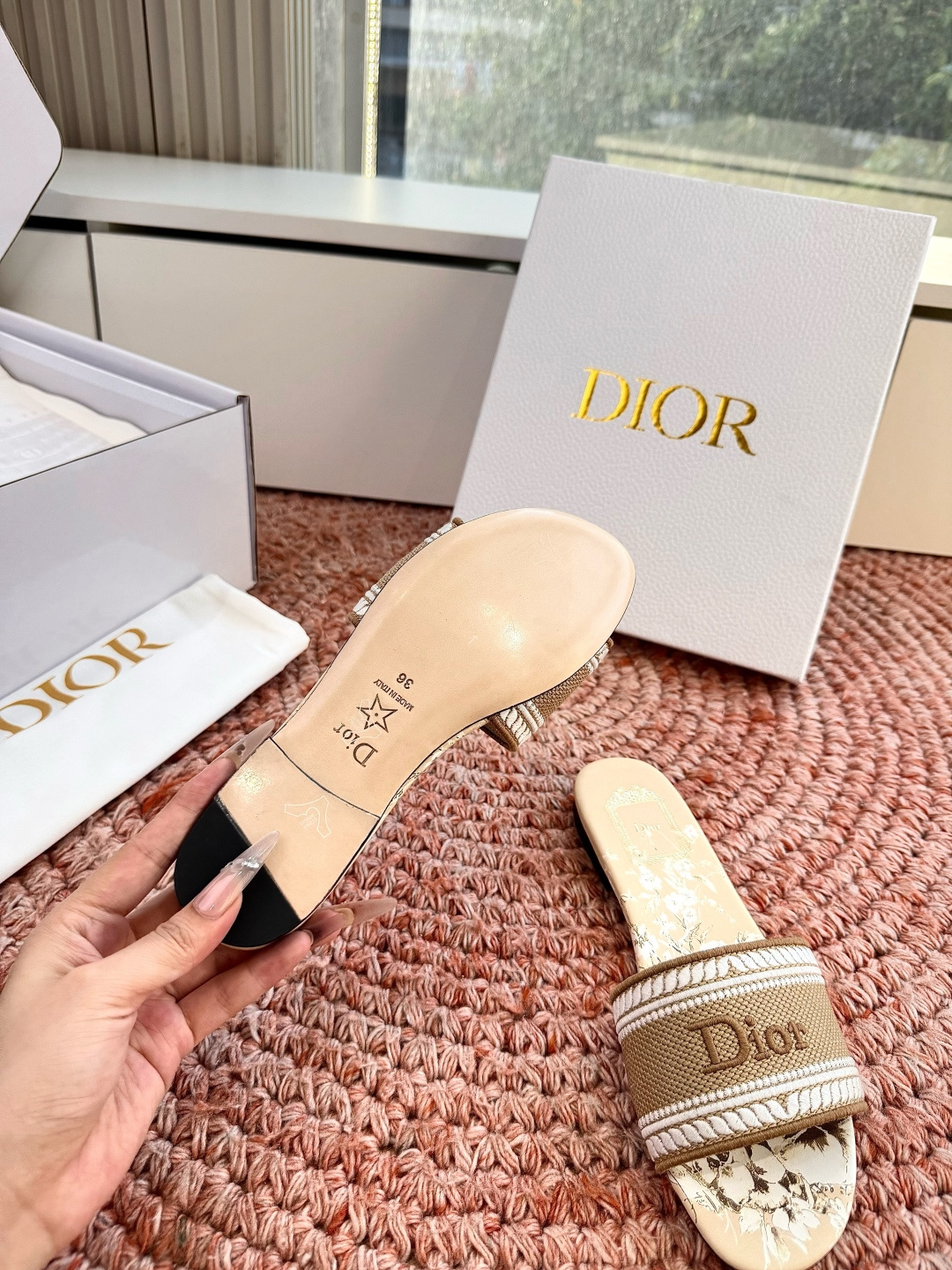 🌾G072顶级品质Dior/迪奥26WF早春新蝴蝶结编织刺绣拖鞋凉鞋标志性金属D字扣缀于鞋头侧畔哑光鎏金