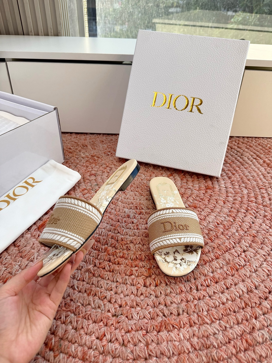 🌾G072顶级品质Dior/迪奥26WF早春新蝴蝶结编织刺绣拖鞋凉鞋标志性金属D字扣缀于鞋头侧畔哑光鎏金