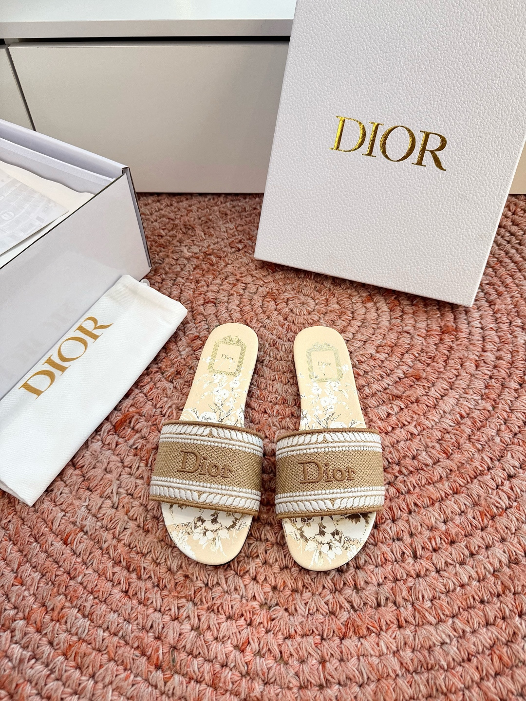 🌾G072顶级品质Dior/迪奥26WF早春新蝴蝶结编织刺绣拖鞋凉鞋标志性金属D字扣缀于鞋头侧畔哑光鎏金