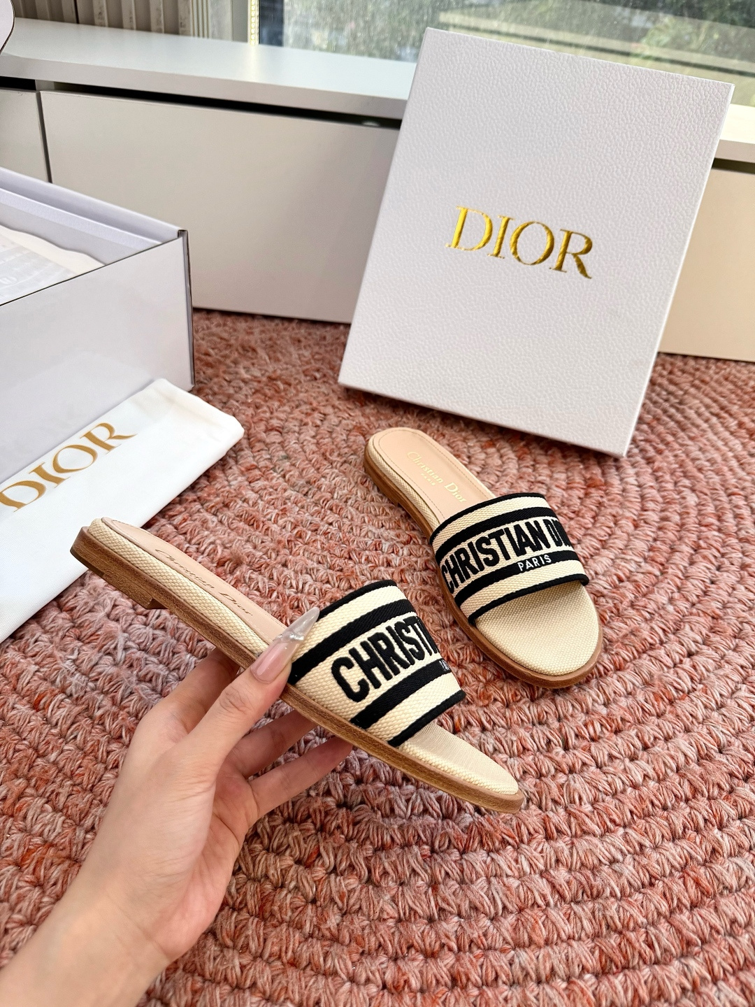 🌾G072顶级品质Dior/迪奥26WF早春新蝴蝶结编织刺绣拖鞋凉鞋标志性金属D字扣缀于鞋头侧畔哑光鎏金