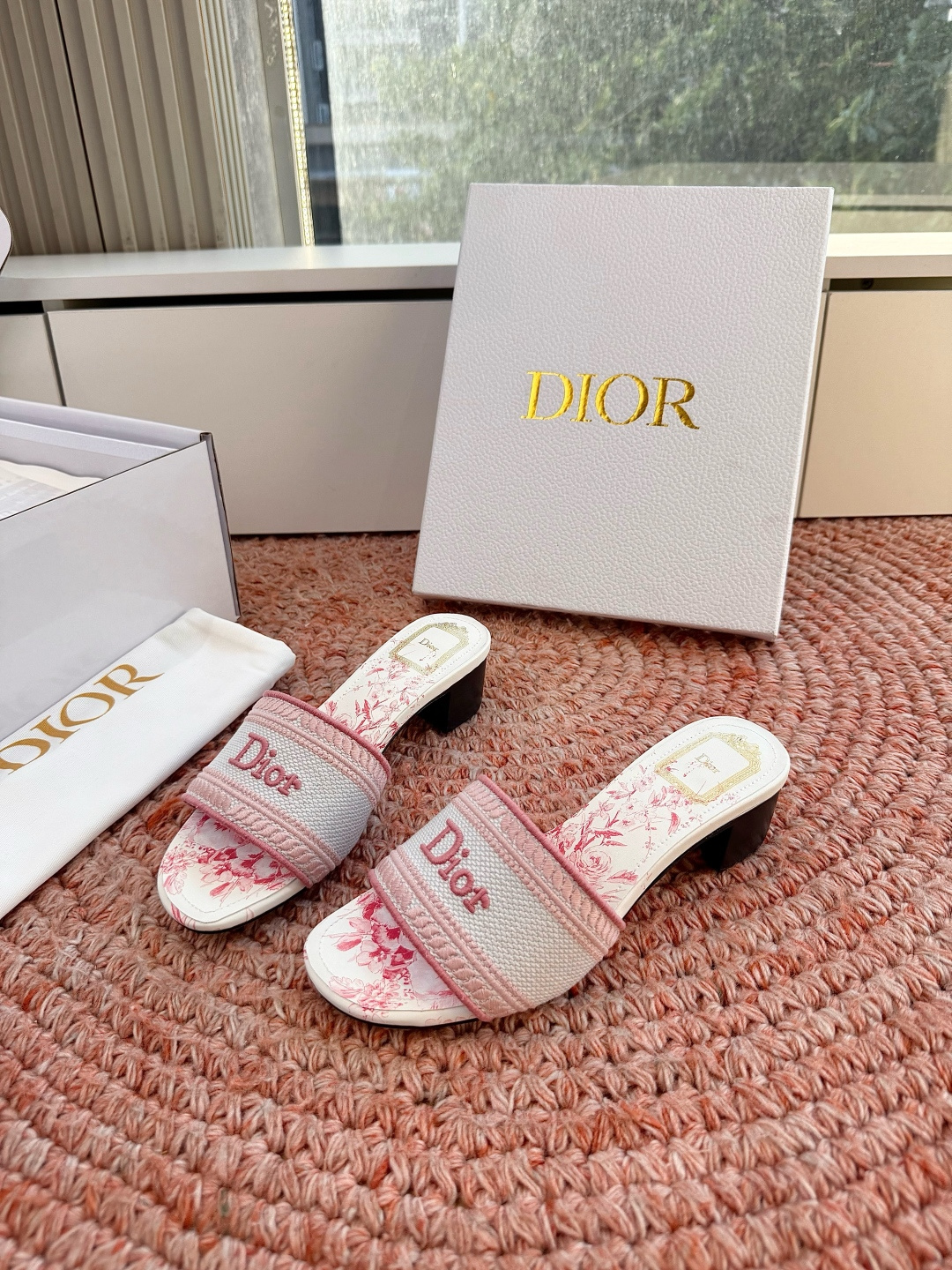 🌾G072顶级品质Dior/迪奥26WF早春新蝴蝶结编织刺绣拖鞋凉鞋标志性金属D字扣缀于鞋头侧畔哑光鎏金