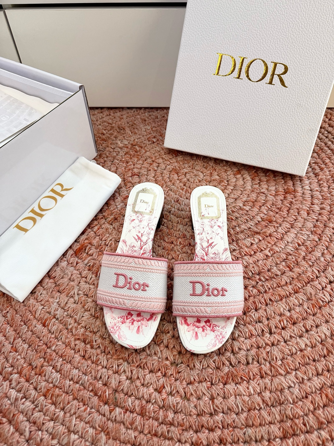 🌾G072顶级品质Dior/迪奥26WF早春新蝴蝶结编织刺绣拖鞋凉鞋标志性金属D字扣缀于鞋头侧畔哑光鎏金