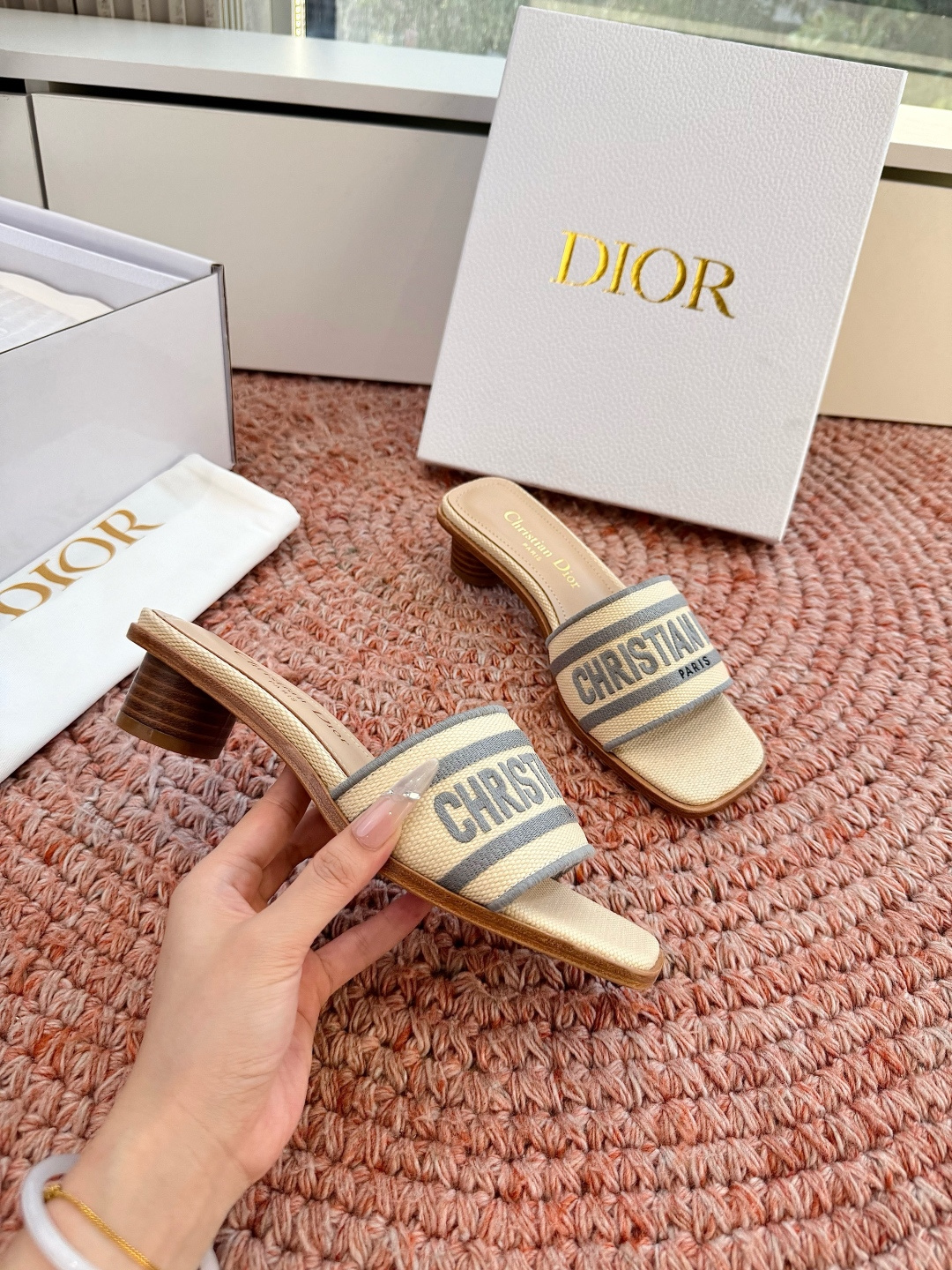 🌾G072顶级品质Dior/迪奥26WF早春新蝴蝶结编织刺绣拖鞋凉鞋标志性金属D字扣缀于鞋头侧畔哑光鎏金