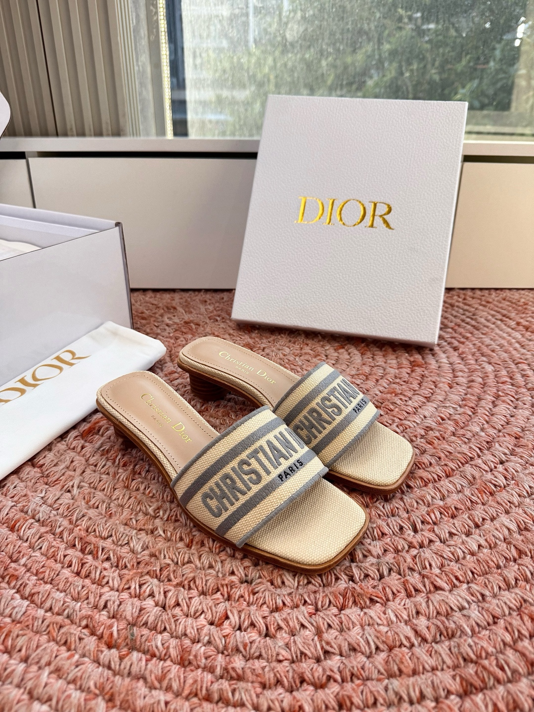 🌾G072顶级品质Dior/迪奥26WF早春新蝴蝶结编织刺绣拖鞋凉鞋标志性金属D字扣缀于鞋头侧畔哑光鎏金