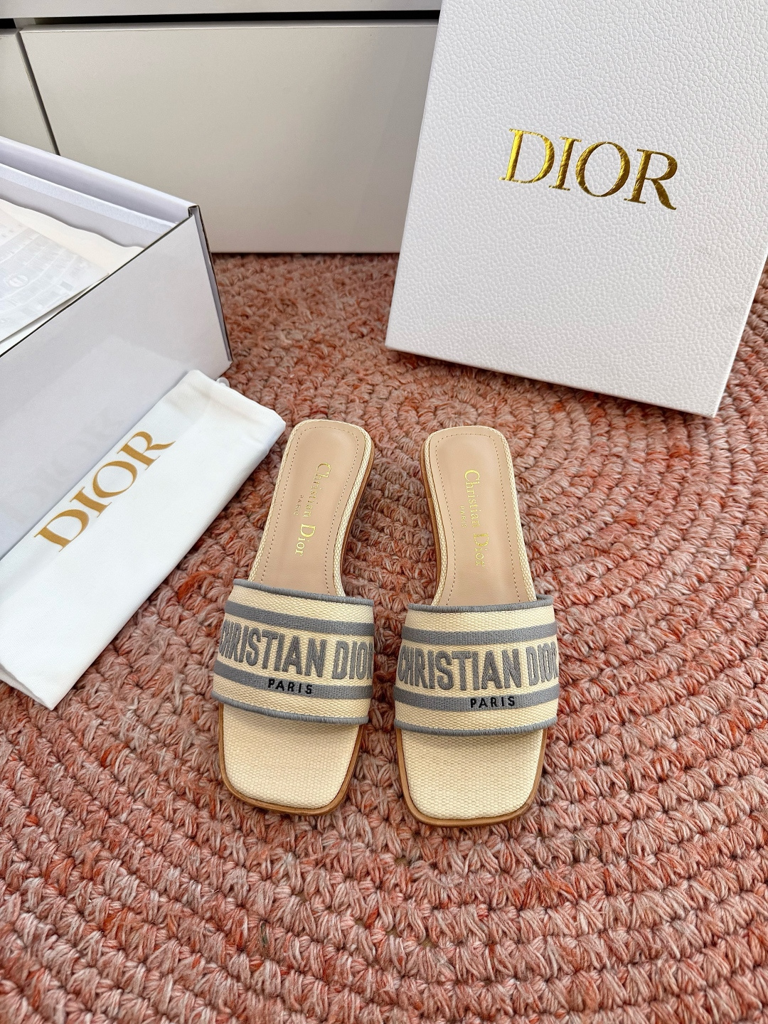 🌾G072顶级品质Dior/迪奥26WF早春新蝴蝶结编织刺绣拖鞋凉鞋标志性金属D字扣缀于鞋头侧畔哑光鎏金