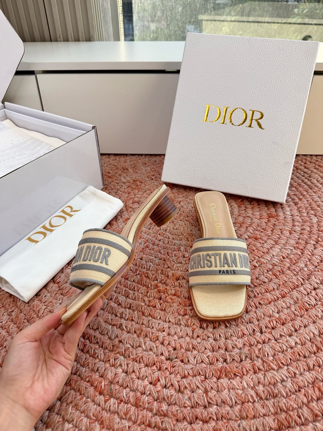 🌾G072顶级品质Dior/迪奥26WF早春新蝴蝶结编织刺绣拖鞋凉鞋标志性金属D字扣缀于鞋头侧畔哑光鎏金
