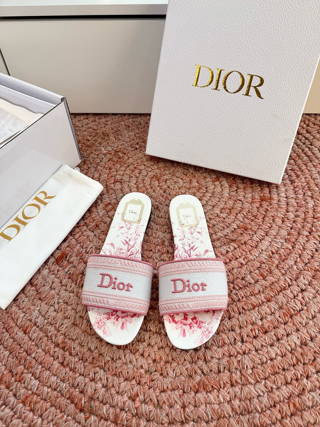 🌾G072顶级品质Dior/迪奥26WF早春新蝴蝶结编织刺绣拖鞋凉鞋标志性金属D字扣缀于鞋头侧畔哑光鎏金
