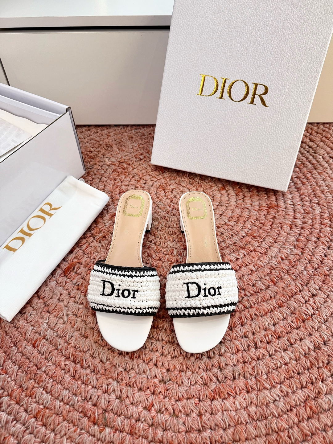 🌾G072顶级品质Dior/迪奥26WF早春新蝴蝶结编织刺绣拖鞋凉鞋标志性金属D字扣缀于鞋头侧畔哑光鎏金