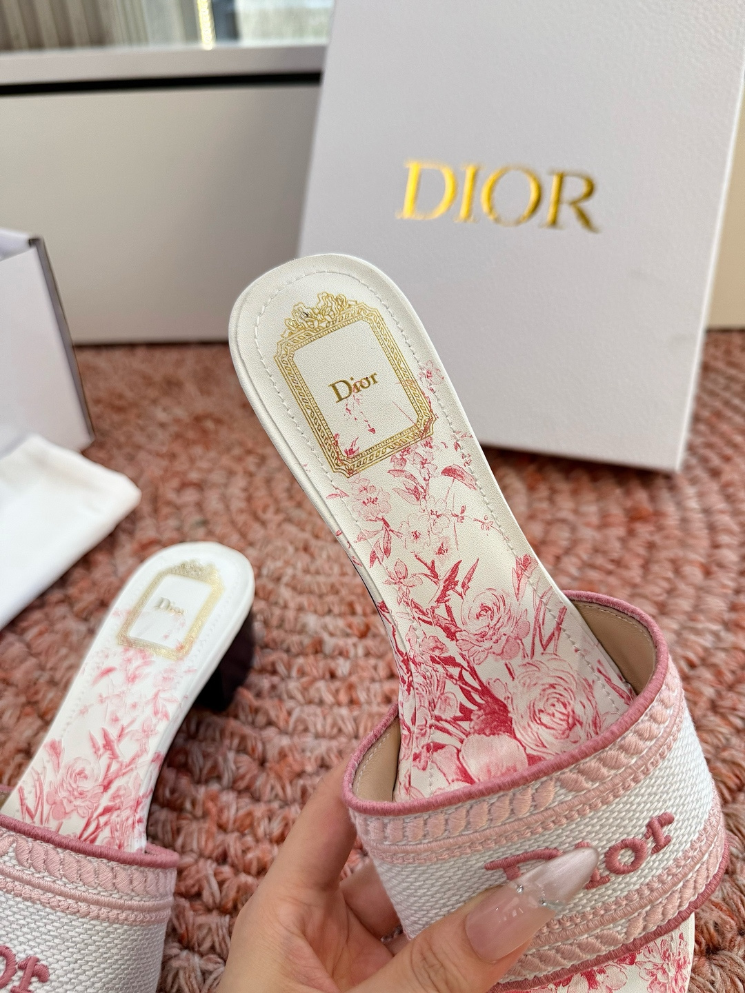 🌾G072顶级品质Dior/迪奥26WF早春新蝴蝶结编织刺绣拖鞋凉鞋标志性金属D字扣缀于鞋头侧畔哑光鎏金