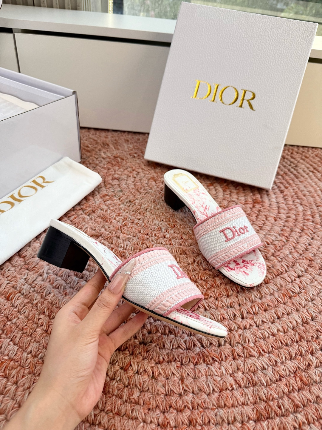 🌾G072顶级品质Dior/迪奥26WF早春新蝴蝶结编织刺绣拖鞋凉鞋标志性金属D字扣缀于鞋头侧畔哑光鎏金