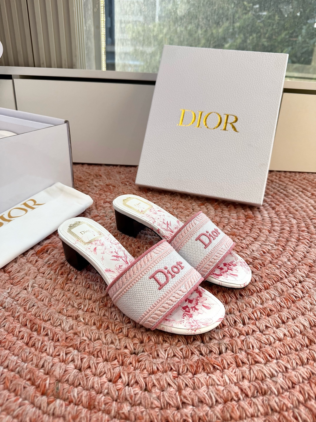 🌾G072顶级品质Dior/迪奥26WF早春新蝴蝶结编织刺绣拖鞋凉鞋标志性金属D字扣缀于鞋头侧畔哑光鎏金