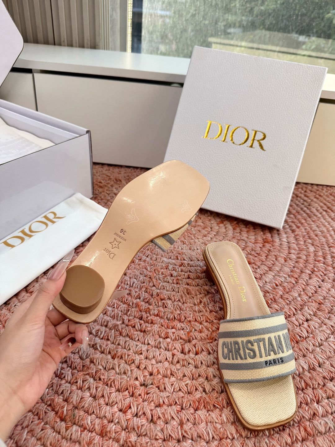 🌾G072顶级品质Dior/迪奥26WF早春新蝴蝶结编织刺绣拖鞋凉鞋标志性金属D字扣缀于鞋头侧畔哑光鎏金