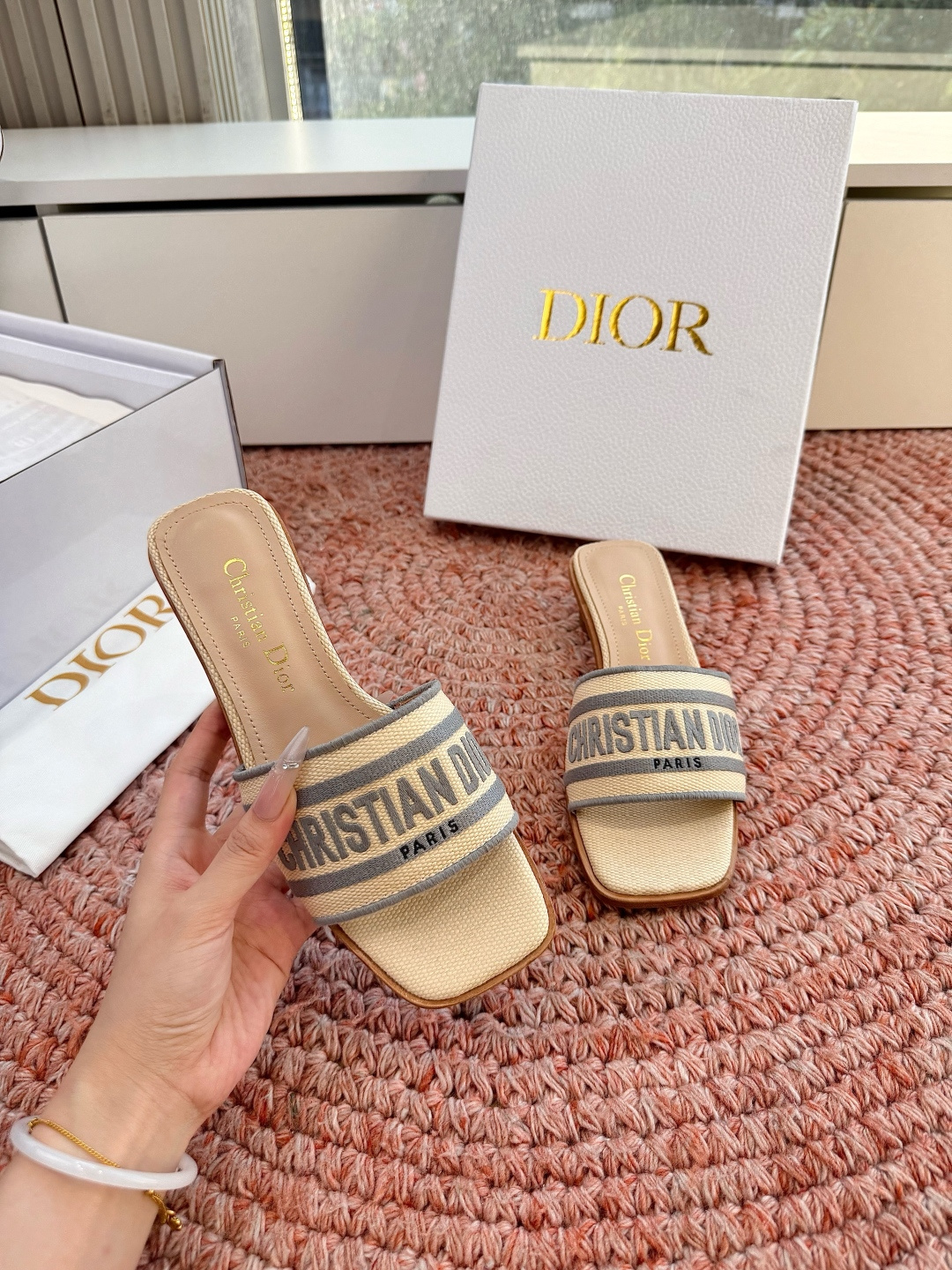 🌾G072顶级品质Dior/迪奥26WF早春新蝴蝶结编织刺绣拖鞋凉鞋标志性金属D字扣缀于鞋头侧畔哑光鎏金