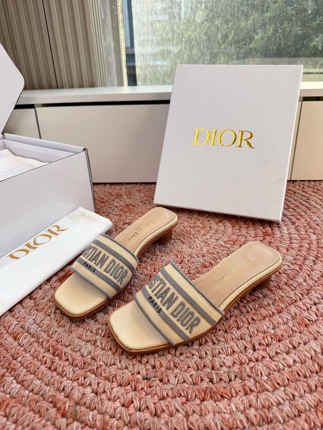 🌾G072顶级品质Dior/迪奥26WF早春新蝴蝶结编织刺绣拖鞋凉鞋标志性金属D字扣缀于鞋头侧畔哑光鎏金