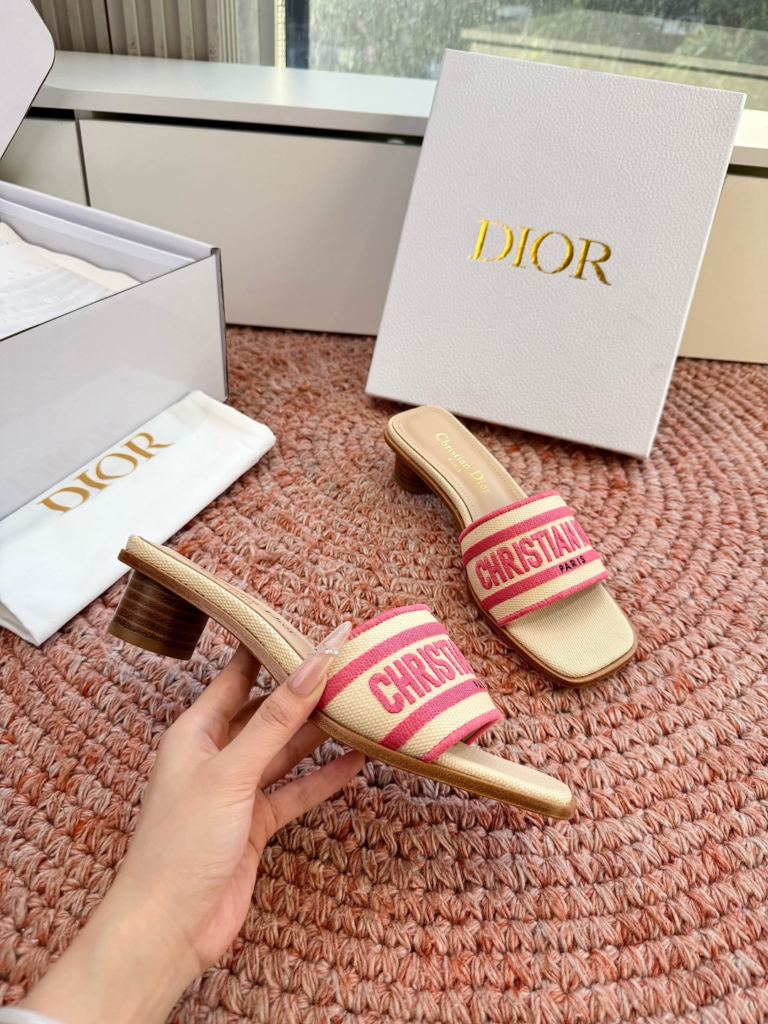 🌾G072顶级品质Dior/迪奥26WF早春新蝴蝶结编织刺绣拖鞋凉鞋标志性金属D字扣缀于鞋头侧畔哑光鎏金