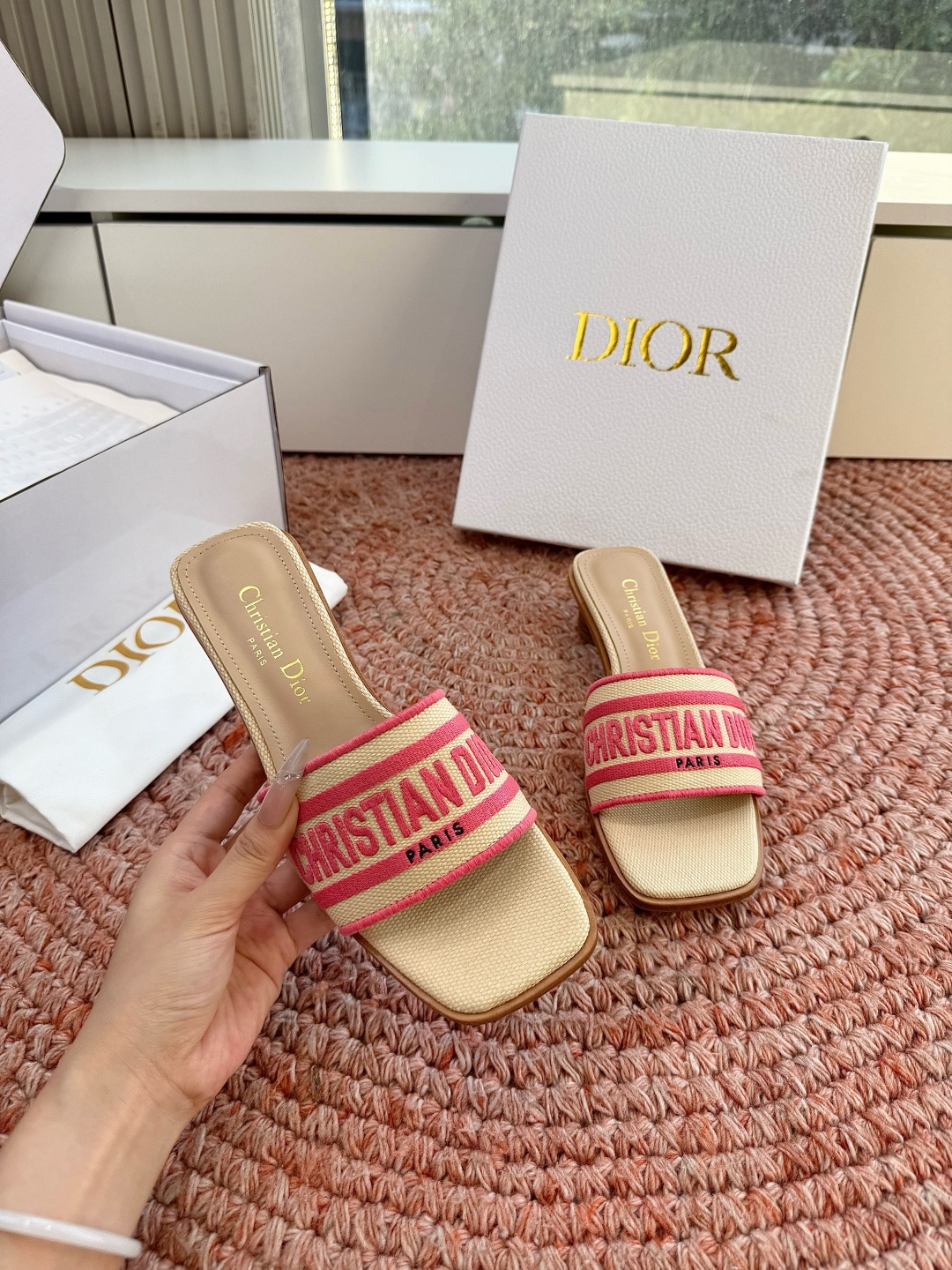 🌾G072顶级品质Dior/迪奥26WF早春新蝴蝶结编织刺绣拖鞋凉鞋标志性金属D字扣缀于鞋头侧畔哑光鎏金