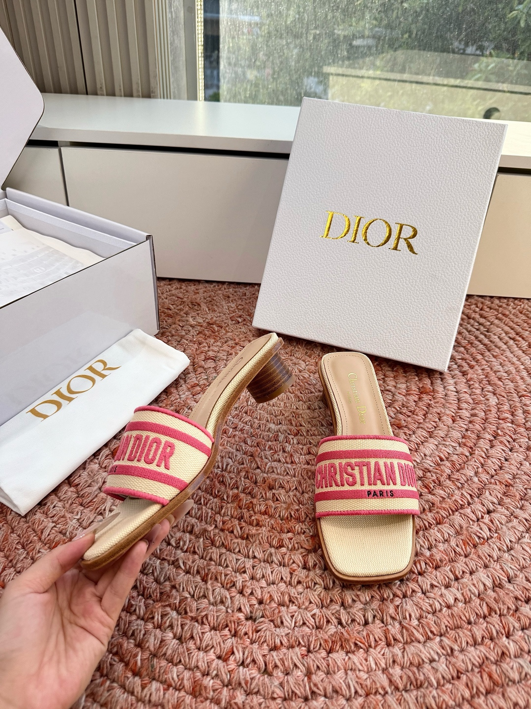 🌾G072顶级品质Dior/迪奥26WF早春新蝴蝶结编织刺绣拖鞋凉鞋标志性金属D字扣缀于鞋头侧畔哑光鎏金