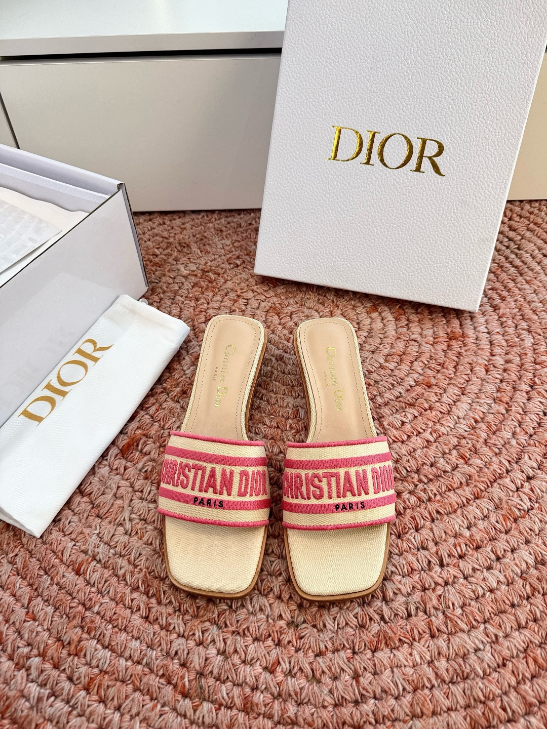 🌾G072顶级品质Dior/迪奥26WF早春新蝴蝶结编织刺绣拖鞋凉鞋标志性金属D字扣缀于鞋头侧畔哑光鎏金