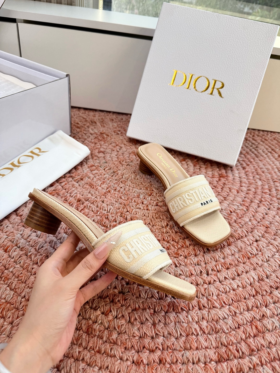 🌾G072顶级品质Dior/迪奥26WF早春新蝴蝶结编织刺绣拖鞋凉鞋标志性金属D字扣缀于鞋头侧畔哑光鎏金