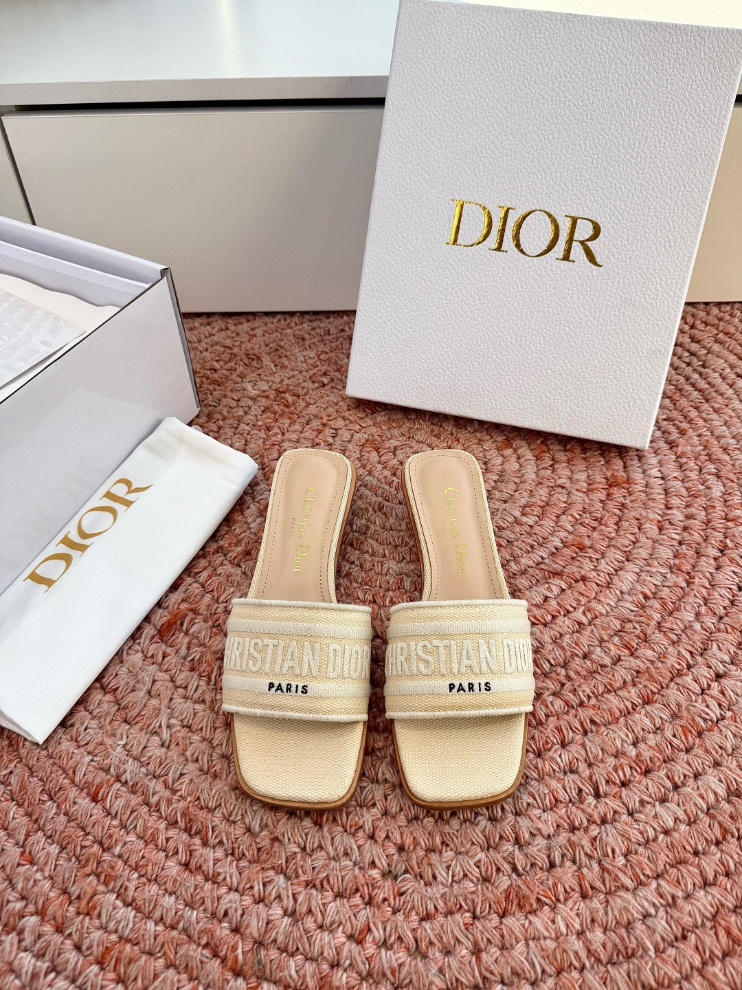 🌾G072顶级品质Dior/迪奥26WF早春新蝴蝶结编织刺绣拖鞋凉鞋标志性金属D字扣缀于鞋头侧畔哑光鎏金