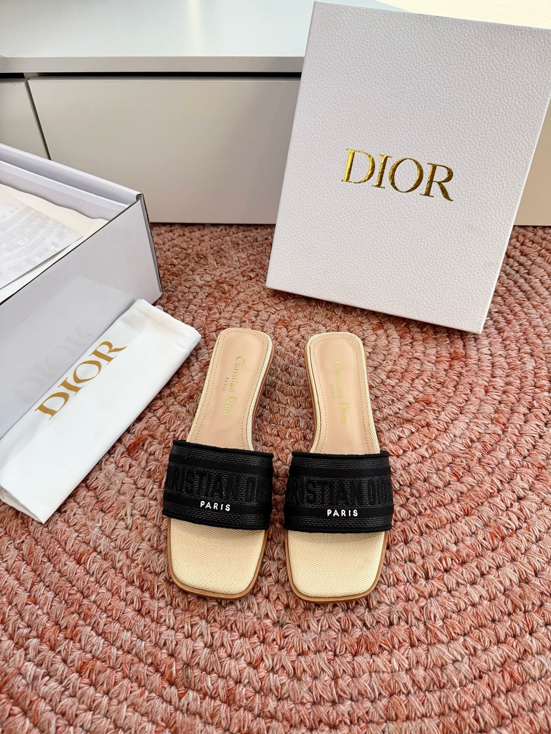 🌾G072顶级品质Dior/迪奥26WF早春新蝴蝶结编织刺绣拖鞋凉鞋标志性金属D字扣缀于鞋头侧畔哑光鎏金