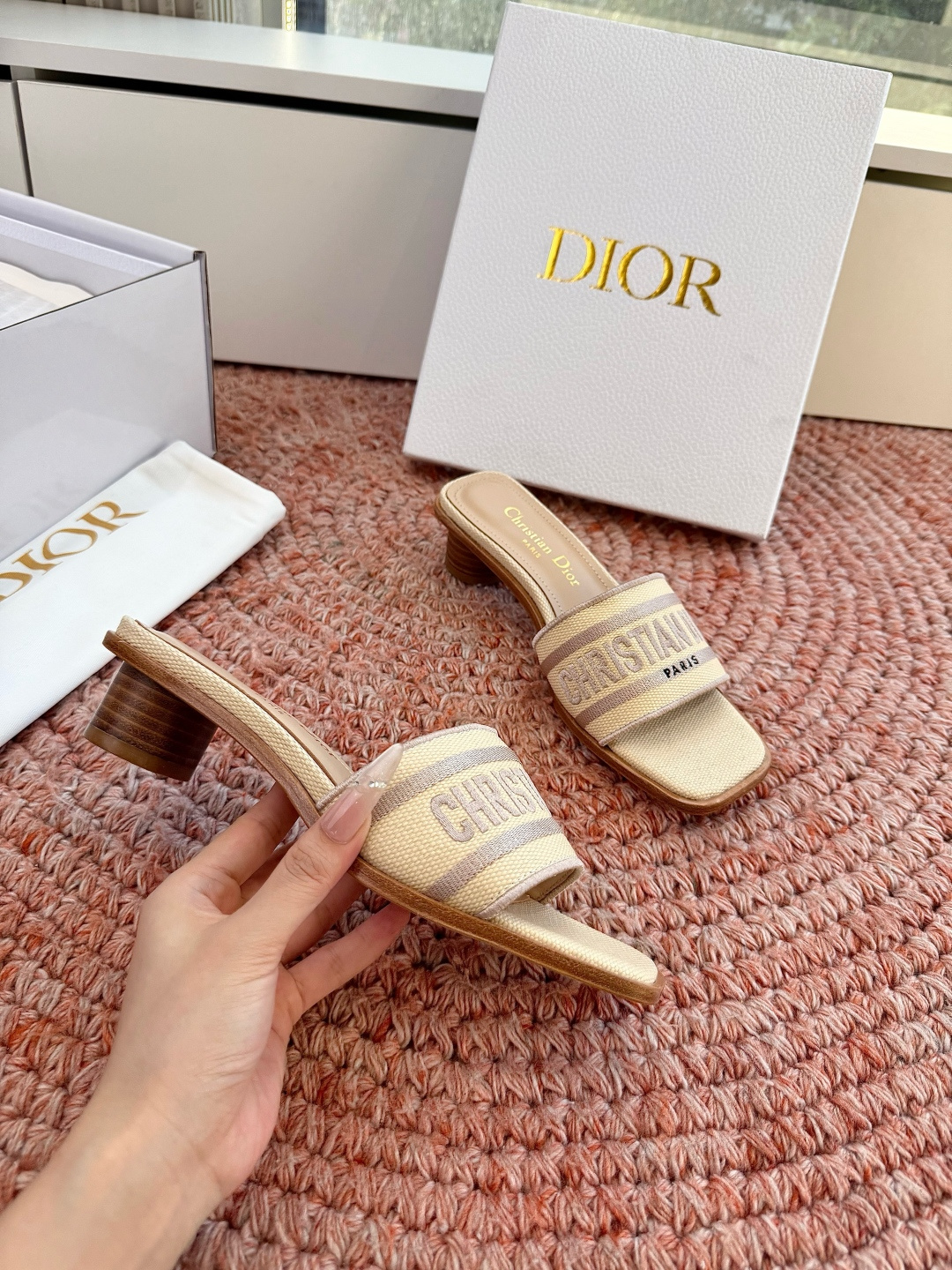 🌾G072顶级品质Dior/迪奥26WF早春新蝴蝶结编织刺绣拖鞋凉鞋标志性金属D字扣缀于鞋头侧畔哑光鎏金