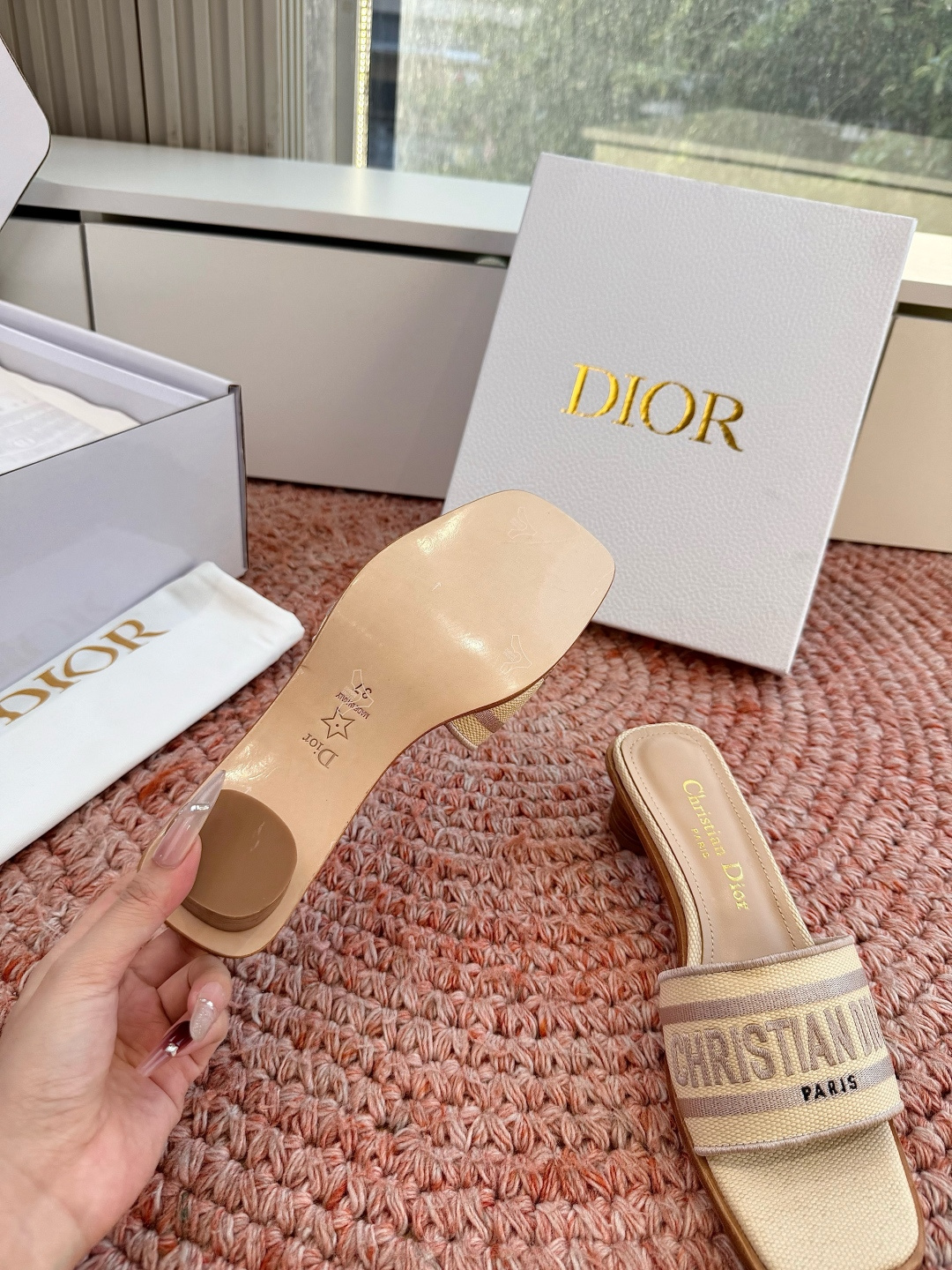 🌾G072顶级品质Dior/迪奥26WF早春新蝴蝶结编织刺绣拖鞋凉鞋标志性金属D字扣缀于鞋头侧畔哑光鎏金