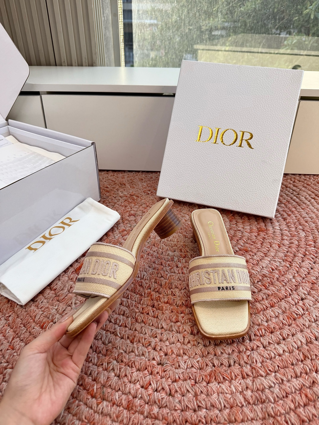 🌾G072顶级品质Dior/迪奥26WF早春新蝴蝶结编织刺绣拖鞋凉鞋标志性金属D字扣缀于鞋头侧畔哑光鎏金
