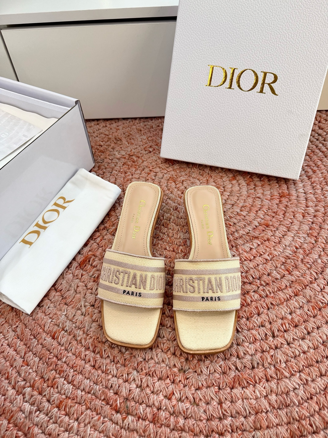 🌾G072顶级品质Dior/迪奥26WF早春新蝴蝶结编织刺绣拖鞋凉鞋标志性金属D字扣缀于鞋头侧畔哑光鎏金