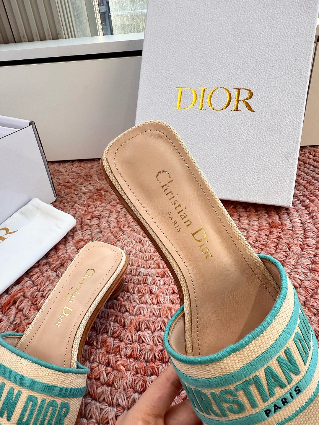 🌾G072顶级品质Dior/迪奥26WF早春新蝴蝶结编织刺绣拖鞋凉鞋标志性金属D字扣缀于鞋头侧畔哑光鎏金
