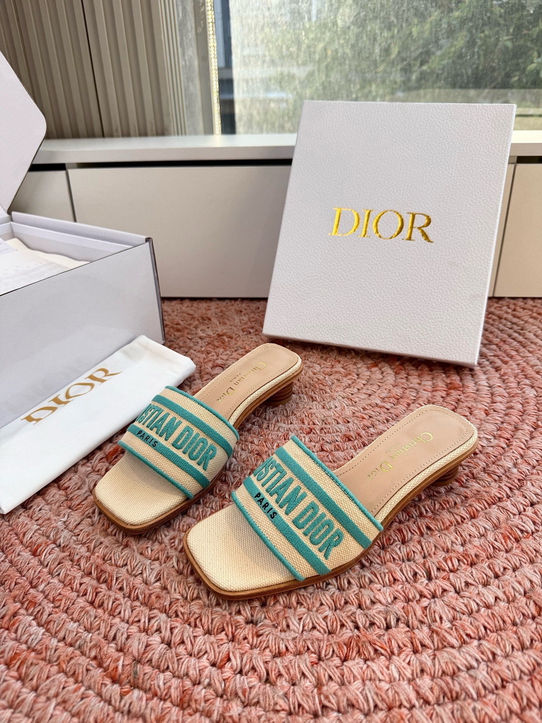 🌾G072顶级品质Dior/迪奥26WF早春新蝴蝶结编织刺绣拖鞋凉鞋标志性金属D字扣缀于鞋头侧畔哑光鎏金