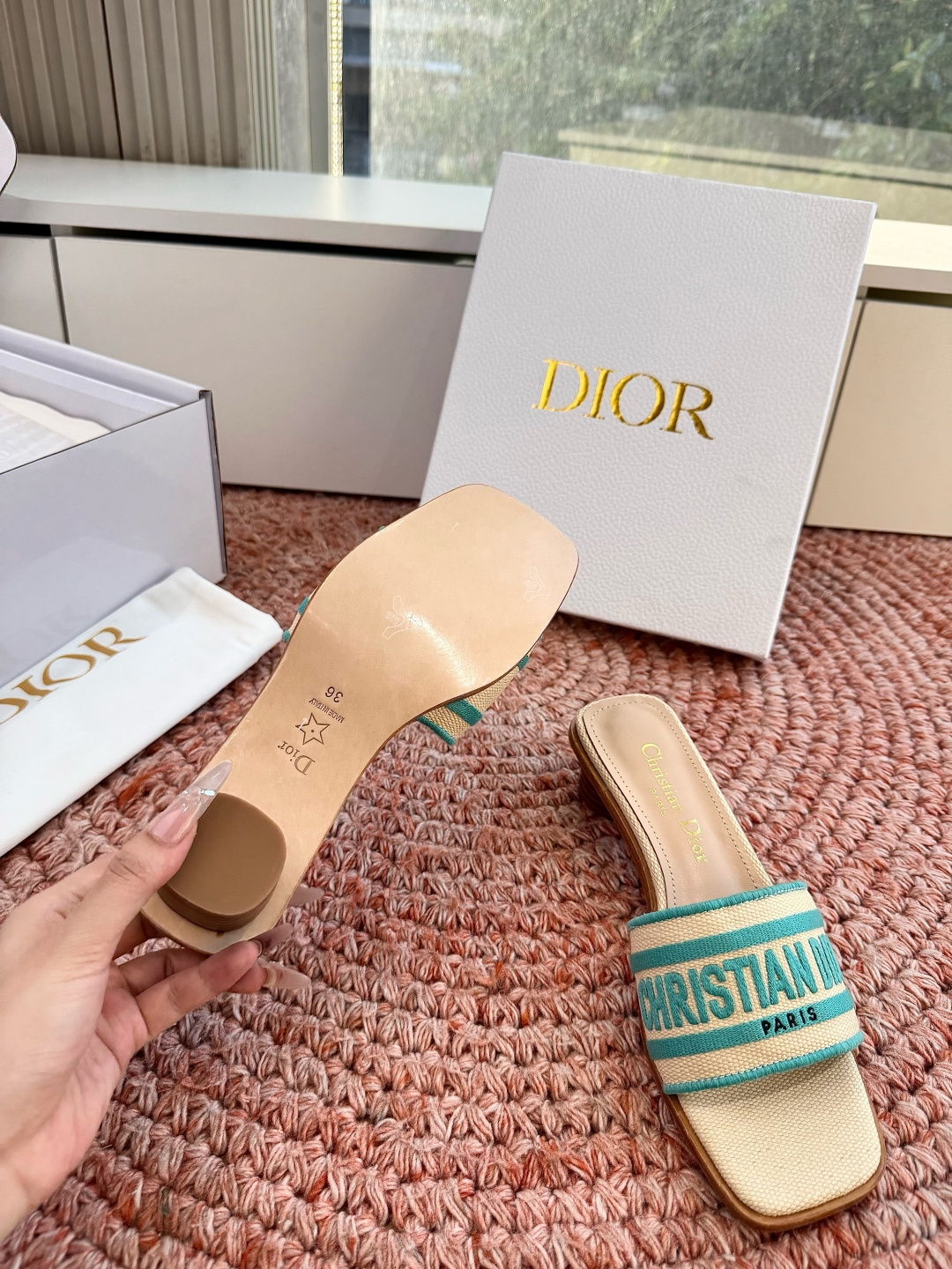 🌾G072顶级品质Dior/迪奥26WF早春新蝴蝶结编织刺绣拖鞋凉鞋标志性金属D字扣缀于鞋头侧畔哑光鎏金