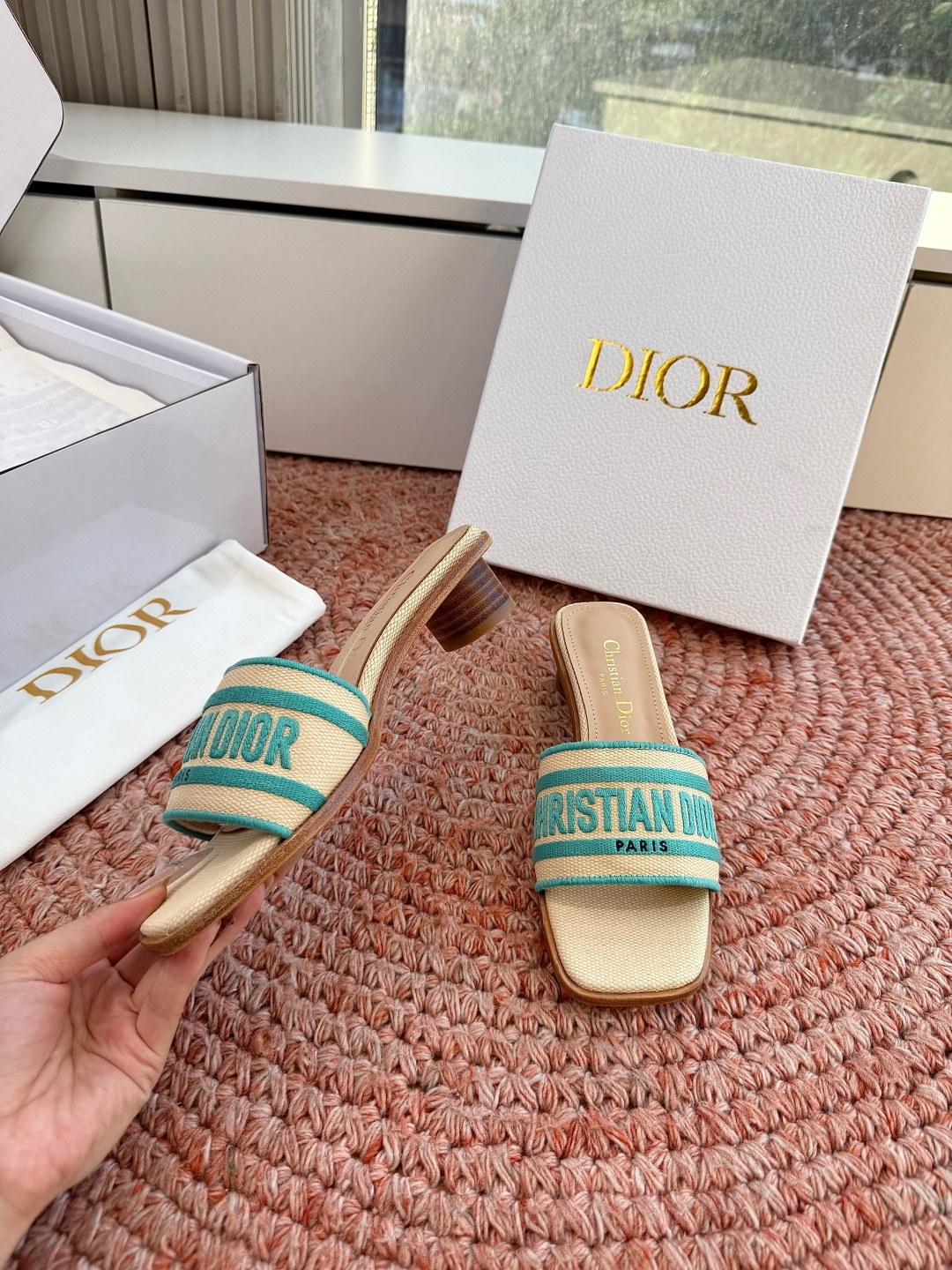 🌾G072顶级品质Dior/迪奥26WF早春新蝴蝶结编织刺绣拖鞋凉鞋标志性金属D字扣缀于鞋头侧畔哑光鎏金