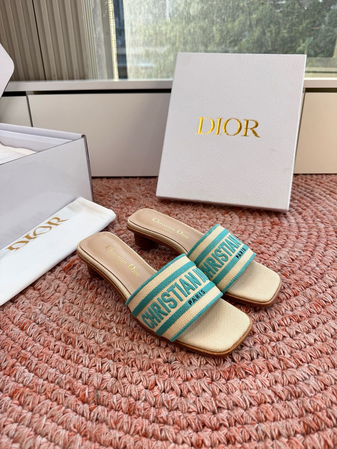 🌾G072顶级品质Dior/迪奥26WF早春新蝴蝶结编织刺绣拖鞋凉鞋标志性金属D字扣缀于鞋头侧畔哑光鎏金