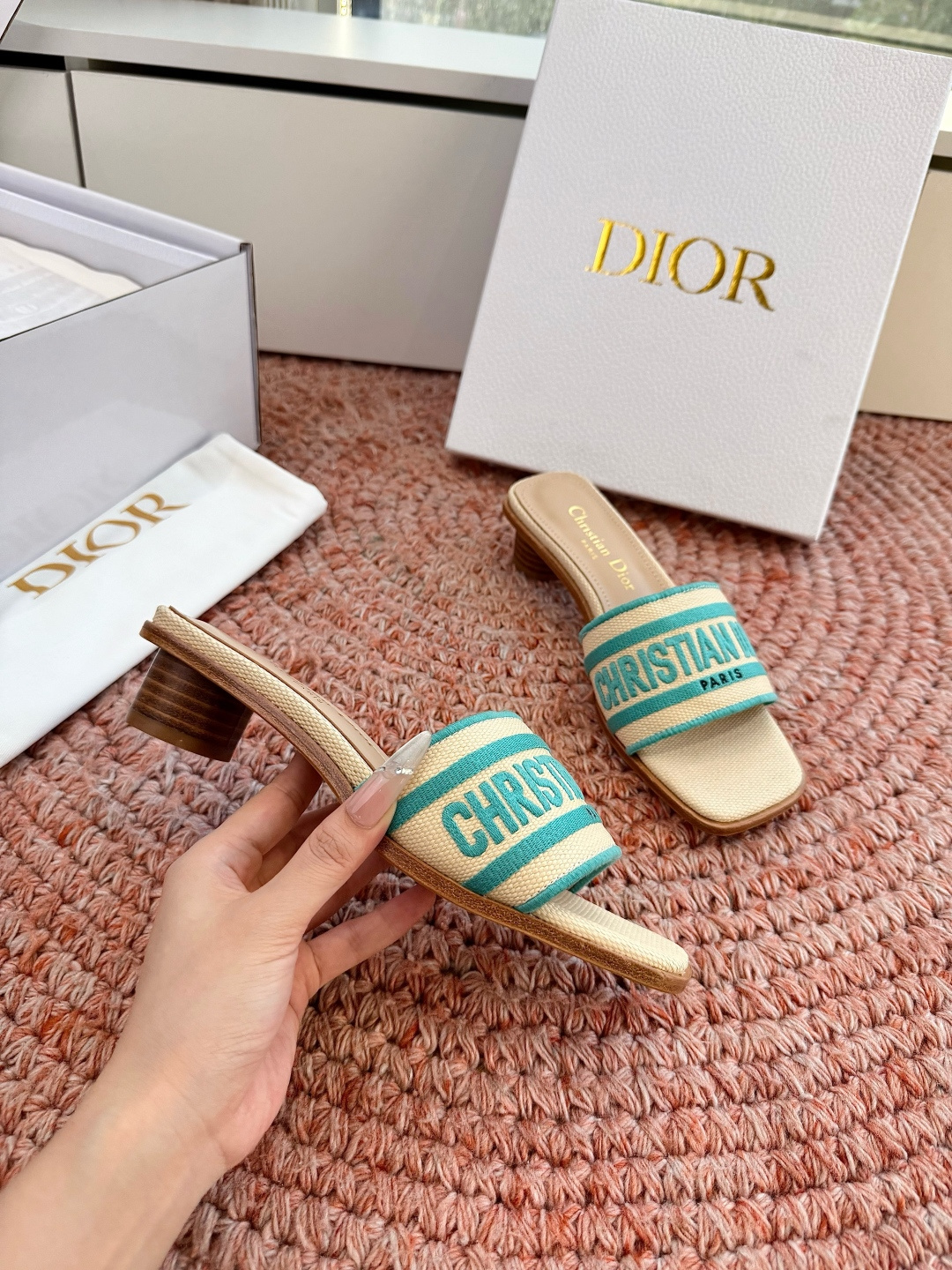 🌾G072顶级品质Dior/迪奥26WF早春新蝴蝶结编织刺绣拖鞋凉鞋标志性金属D字扣缀于鞋头侧畔哑光鎏金