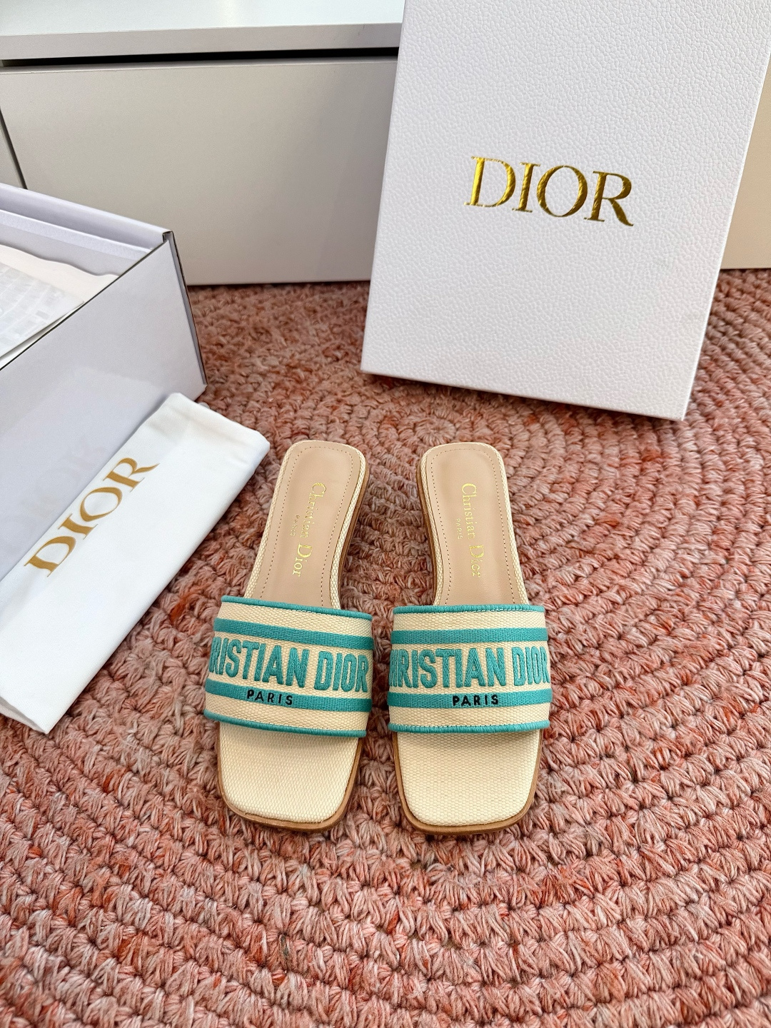 🌾G072顶级品质Dior/迪奥26WF早春新蝴蝶结编织刺绣拖鞋凉鞋标志性金属D字扣缀于鞋头侧畔哑光鎏金