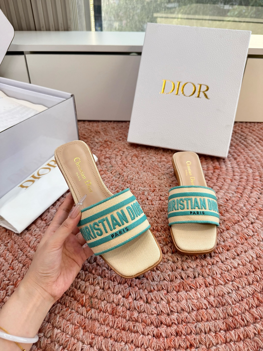 🌾G072顶级品质Dior/迪奥26WF早春新蝴蝶结编织刺绣拖鞋凉鞋标志性金属D字扣缀于鞋头侧畔哑光鎏金