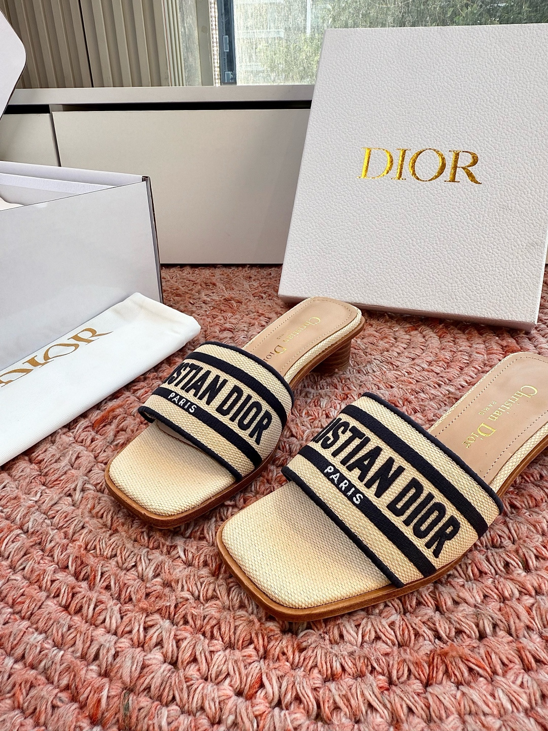 🌾G072顶级品质Dior/迪奥26WF早春新蝴蝶结编织刺绣拖鞋凉鞋标志性金属D字扣缀于鞋头侧畔哑光鎏金