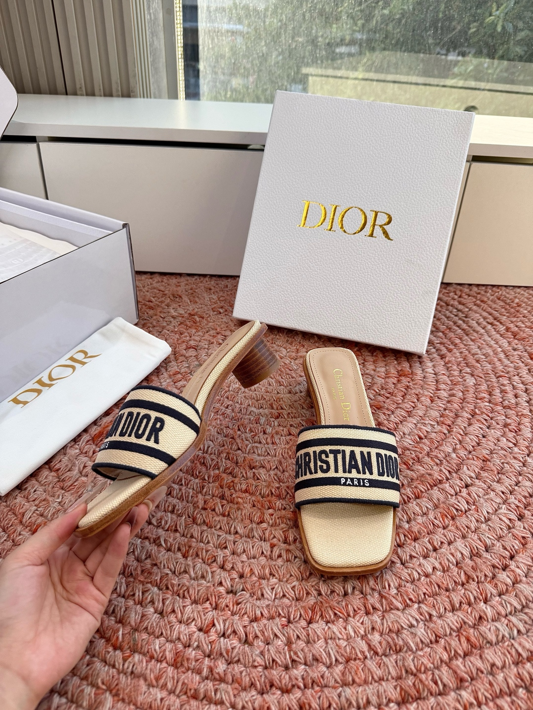 🌾G072顶级品质Dior/迪奥26WF早春新蝴蝶结编织刺绣拖鞋凉鞋标志性金属D字扣缀于鞋头侧畔哑光鎏金