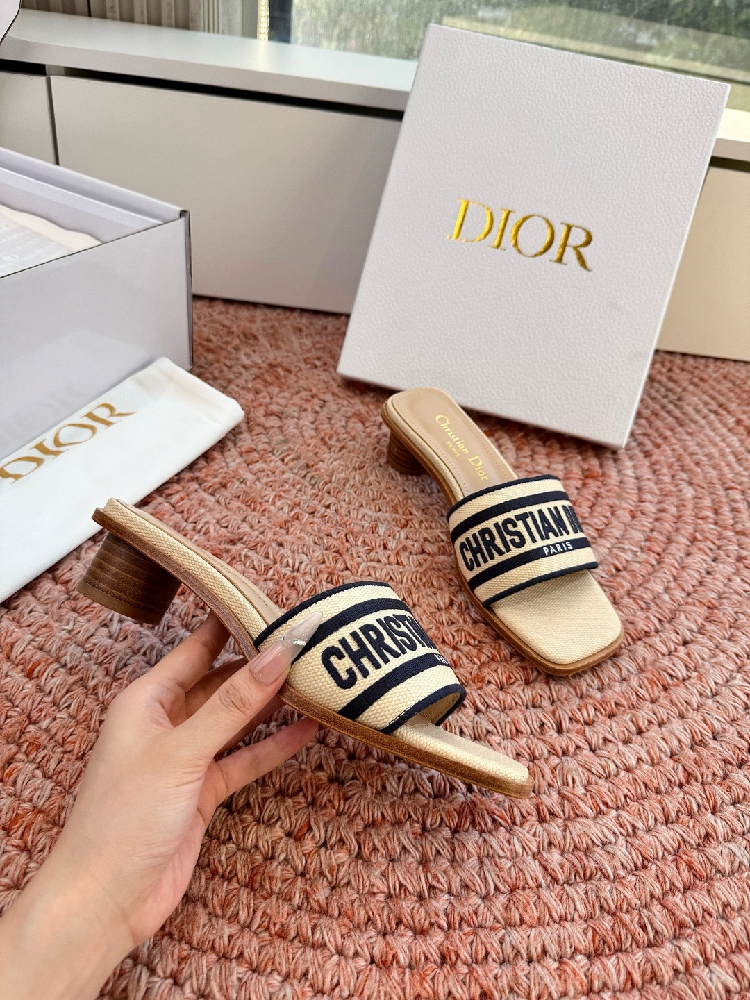 🌾G072顶级品质Dior/迪奥26WF早春新蝴蝶结编织刺绣拖鞋凉鞋标志性金属D字扣缀于鞋头侧畔哑光鎏金