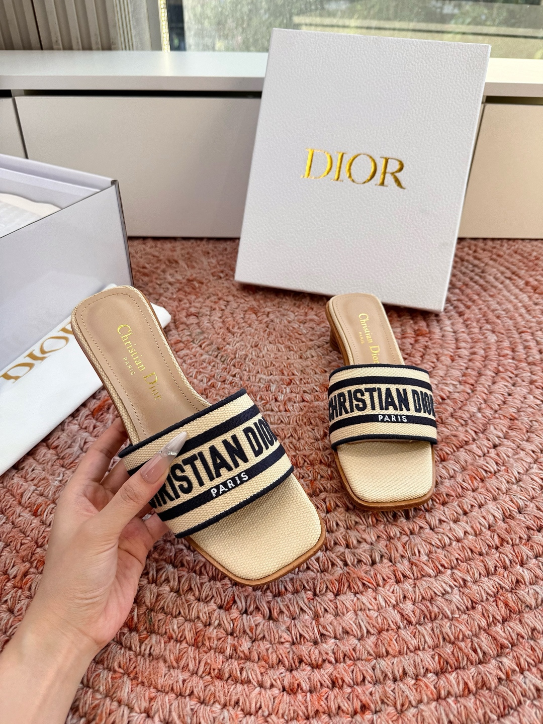 🌾G072顶级品质Dior/迪奥26WF早春新蝴蝶结编织刺绣拖鞋凉鞋标志性金属D字扣缀于鞋头侧畔哑光鎏金