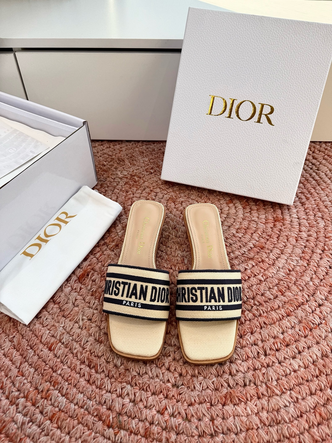🌾G072顶级品质Dior/迪奥26WF早春新蝴蝶结编织刺绣拖鞋凉鞋标志性金属D字扣缀于鞋头侧畔哑光鎏金