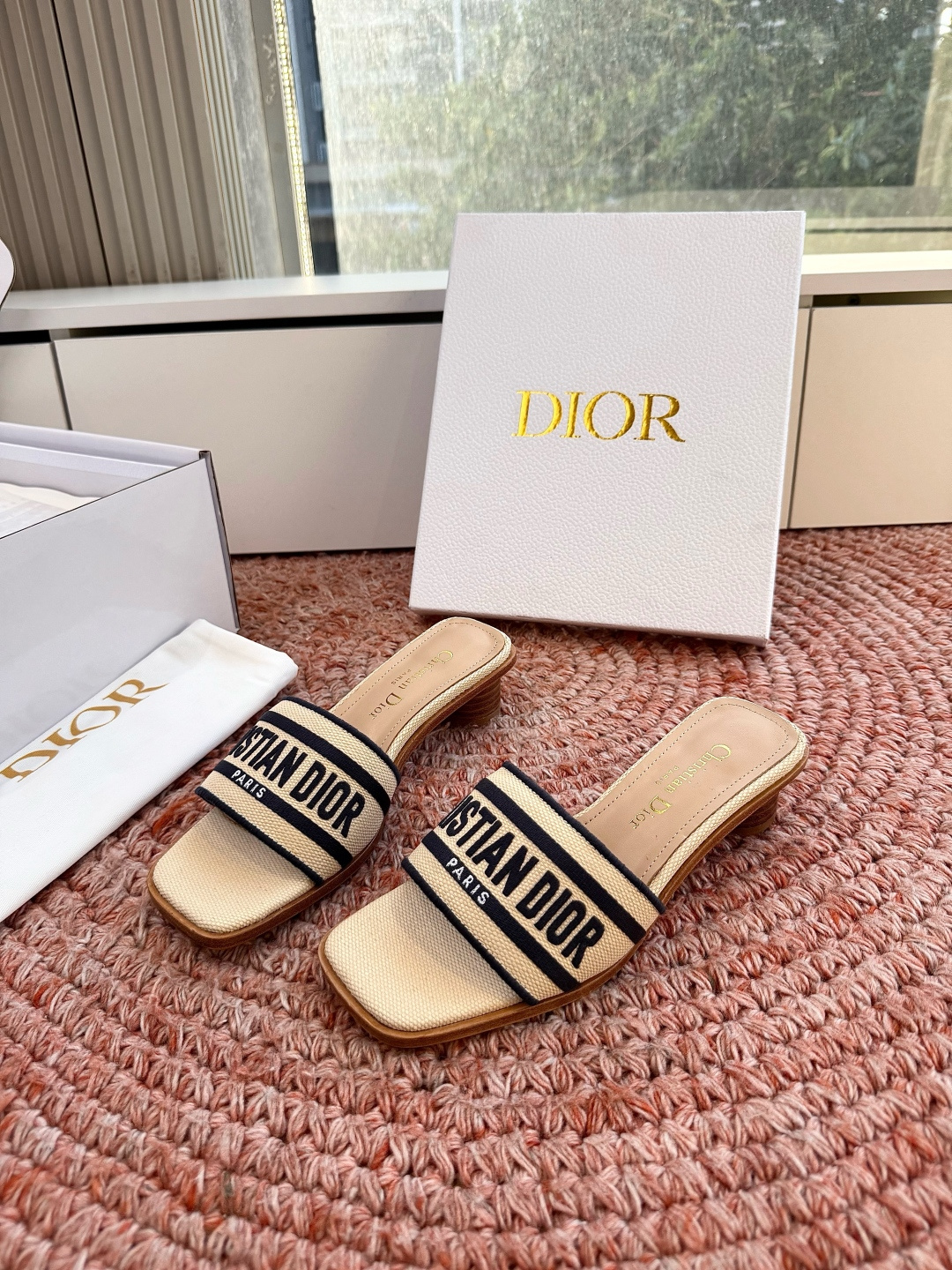 🌾G072顶级品质Dior/迪奥26WF早春新蝴蝶结编织刺绣拖鞋凉鞋标志性金属D字扣缀于鞋头侧畔哑光鎏金