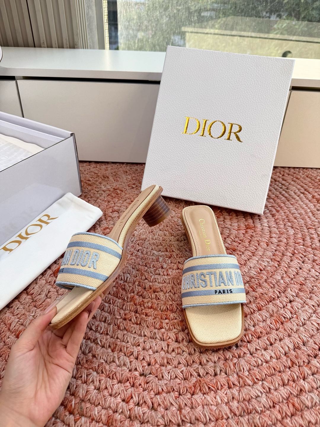 🌾G072顶级品质Dior/迪奥26WF早春新蝴蝶结编织刺绣拖鞋凉鞋标志性金属D字扣缀于鞋头侧畔哑光鎏金